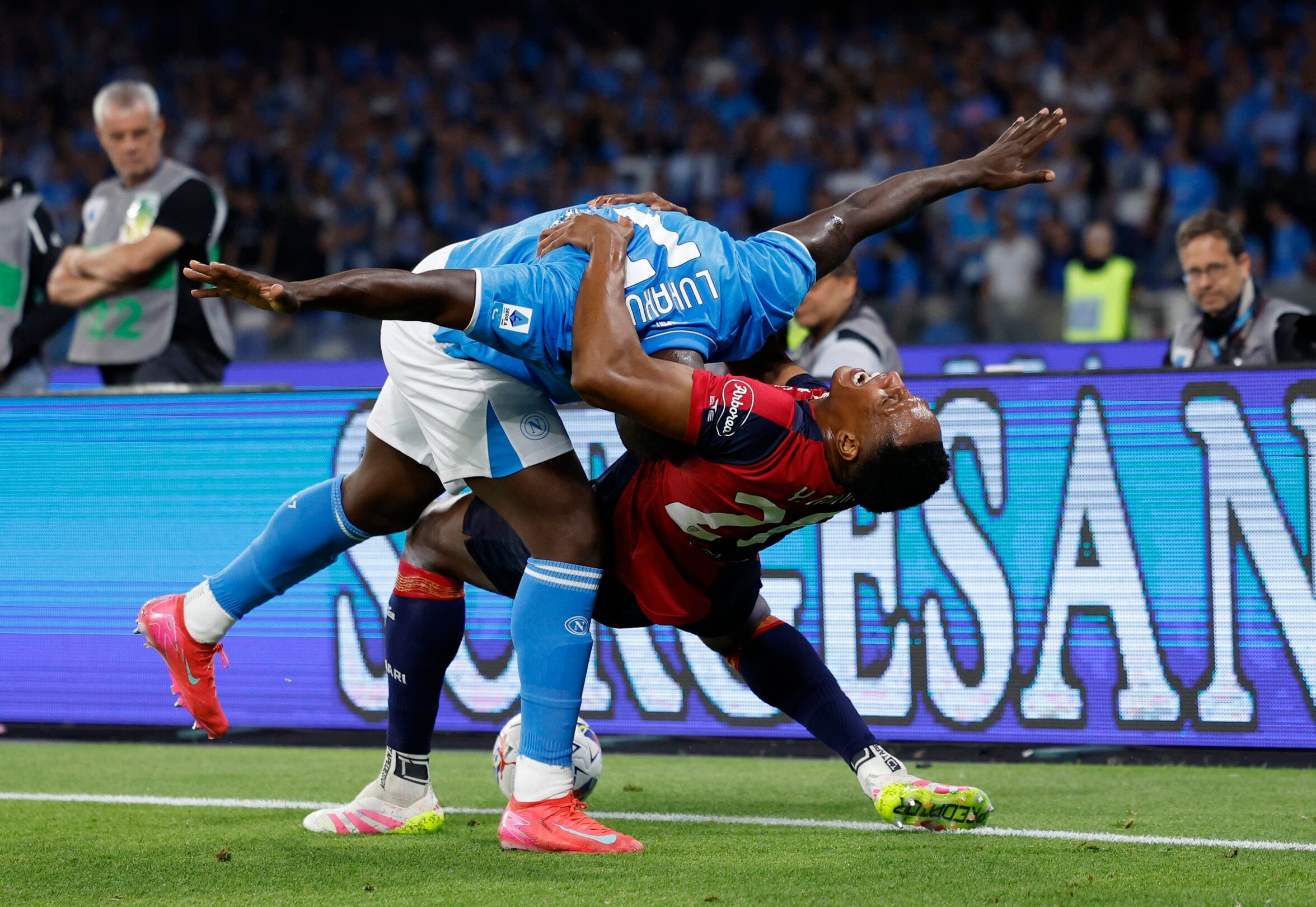 El colombiano le ganó la mayoría de duelos a Lukaku - crédito Reuters