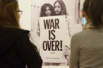 En el documental, Ono explica