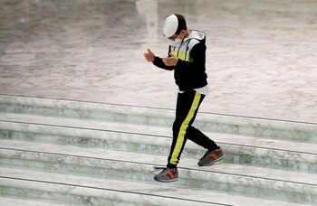 Bajó del escenario con su