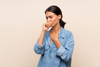 Evitar viajar si la persona tiene fiebre o tos (Shutterstock)