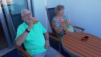 Pareja de ansianos pasan sus días en un crucero