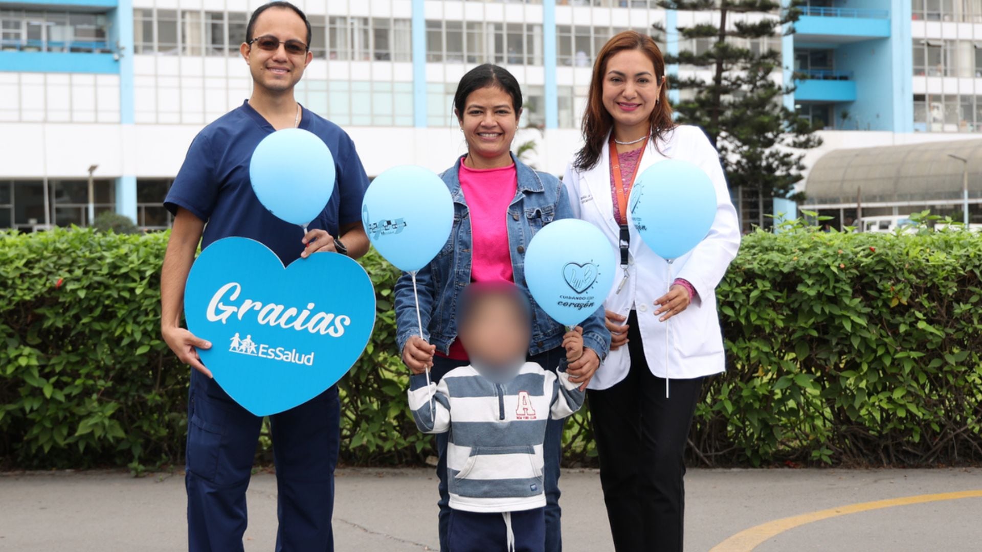 El pequeño recupera progresivamente la simetría facial tras ser sometido a un tratamiento mínimamente invasivo, sin cirugía abierta - Créditos: Essalud.
