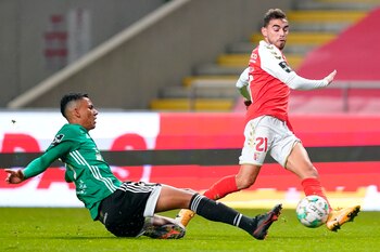 Braga (Portugal), 29/11/2020.- SC Braga�s Ricardo Horta (R) vies for the ball with Farense�s Claudio Falcao (L) during their Portuguese First League soccer match held at Municipal de Braga stadium in Braga, Portugal, 29 November 2020. EFE/EPA/HUGO DELGADO