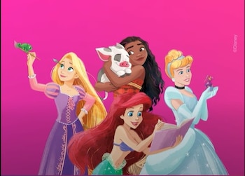 Cuatro personajes animados de Disney sobre fondo rosa: Rapunzel con un pincel, Moana con un cerdo, Ariel leyendo y Cenicienta