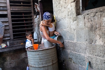 La crisis en Cuba a través de una familia que sobrevive con 60 dólares al mes