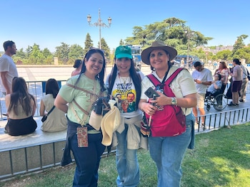 Rena Aguirre y su familia, durante la visita del papa. (Daniel Malagón)