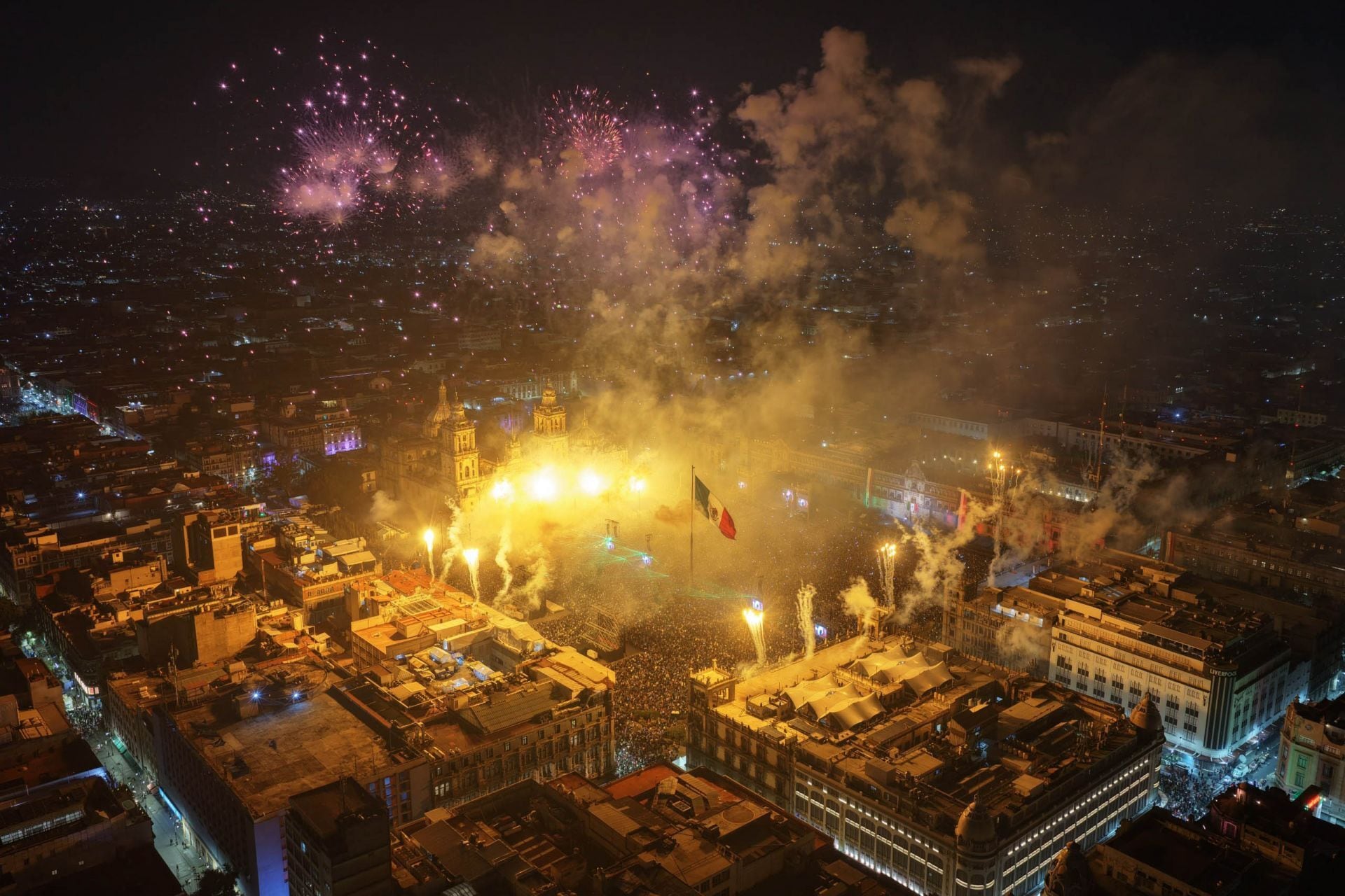 CIUDAD DE MÉXICO, 15SEPTIEMBRE2026.- Claudia Sheinbaum Pardo, presidenta de México, desde el balcón de Palacio Nacional dio el Grito de Independencia en el marco del 216 Aniversario ante miles de personas que se dieron cita en la plancha del zócalo capitalino. FOTO: PRESIDENCIA/CUARTOSCURO.COM