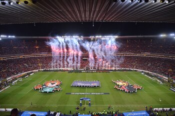 Los cánticos y aplausos no