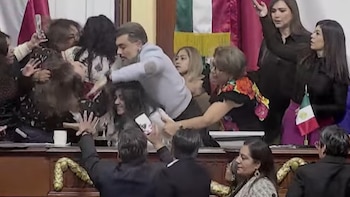 Pelea entre legisladores de Morena