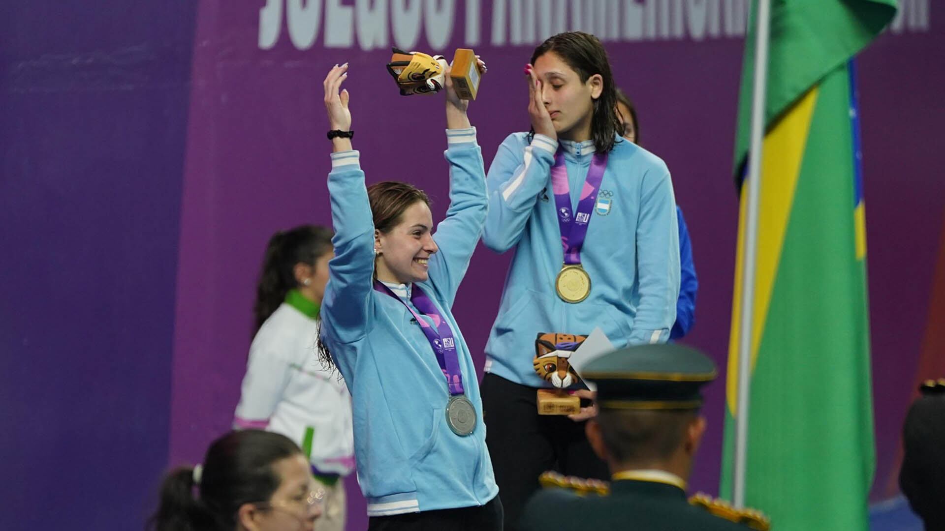 Hein junto a Magui Portela en el podio tras los 400 metros combinados (COA)