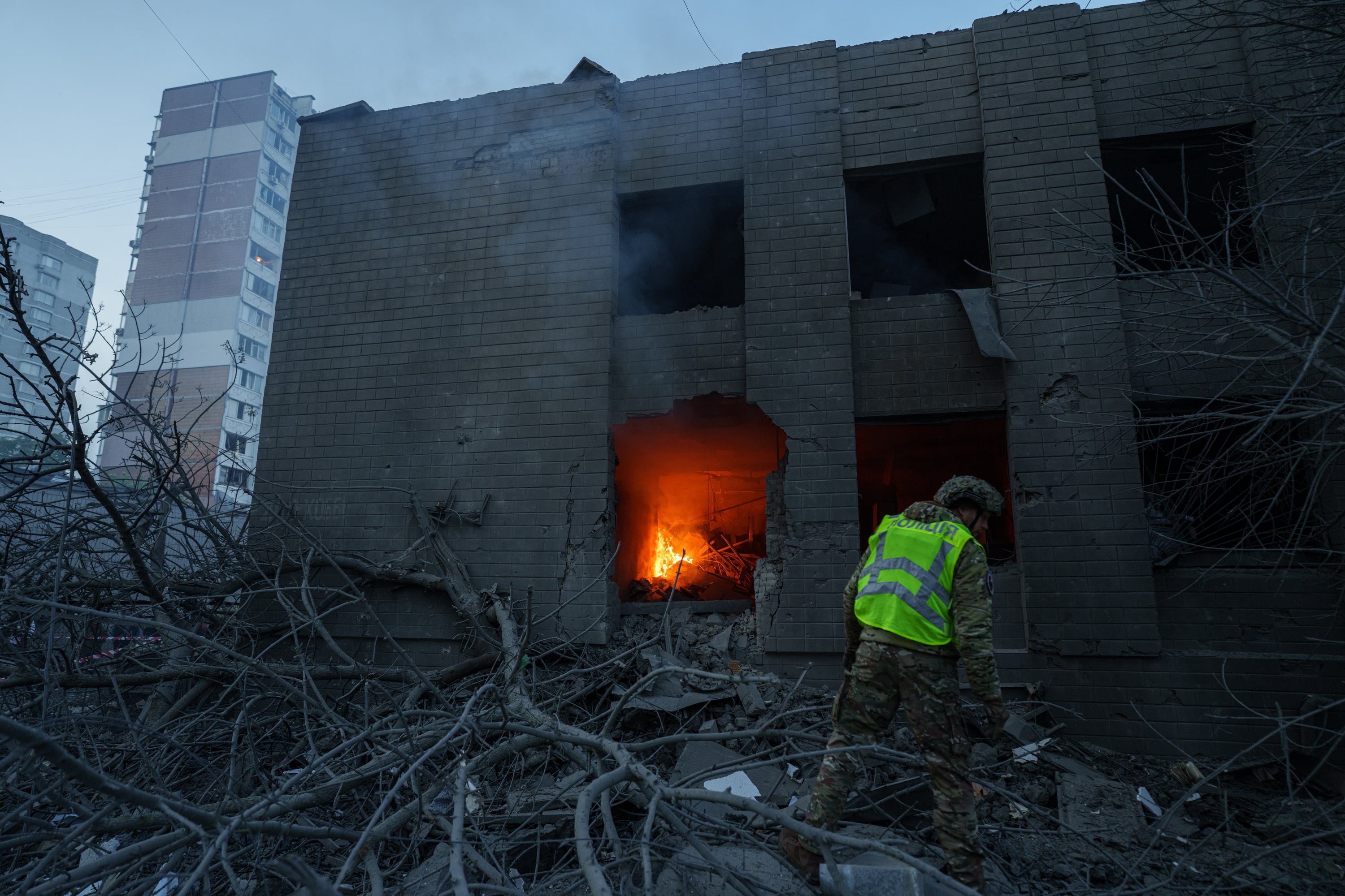 Un policía observa un edificio dañado tras un ataque ruso contra un barrio residencial en Kiev, Ucrania, el jueves 14 de mayo de 2026 (AP/Evgeniy Maloletka)