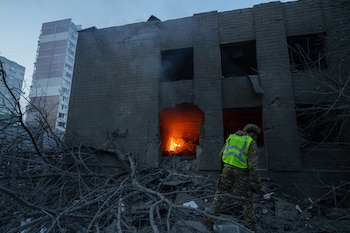 Un policía observa un edificio dañado tras un ataque ruso contra un barrio residencial en Kiev, Ucrania, el jueves 14 de mayo de 2026 (AP/Evgeniy Maloletka)