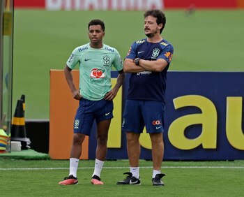 Fernando Diniz dialoga con Rodrygo en el entrenamiento de la selección de Brasil, previo al duelo ante la Argentina por la sexta fecha de las Eliminatorias Sudamericanas (REUTERS/Ricardo Moraes)