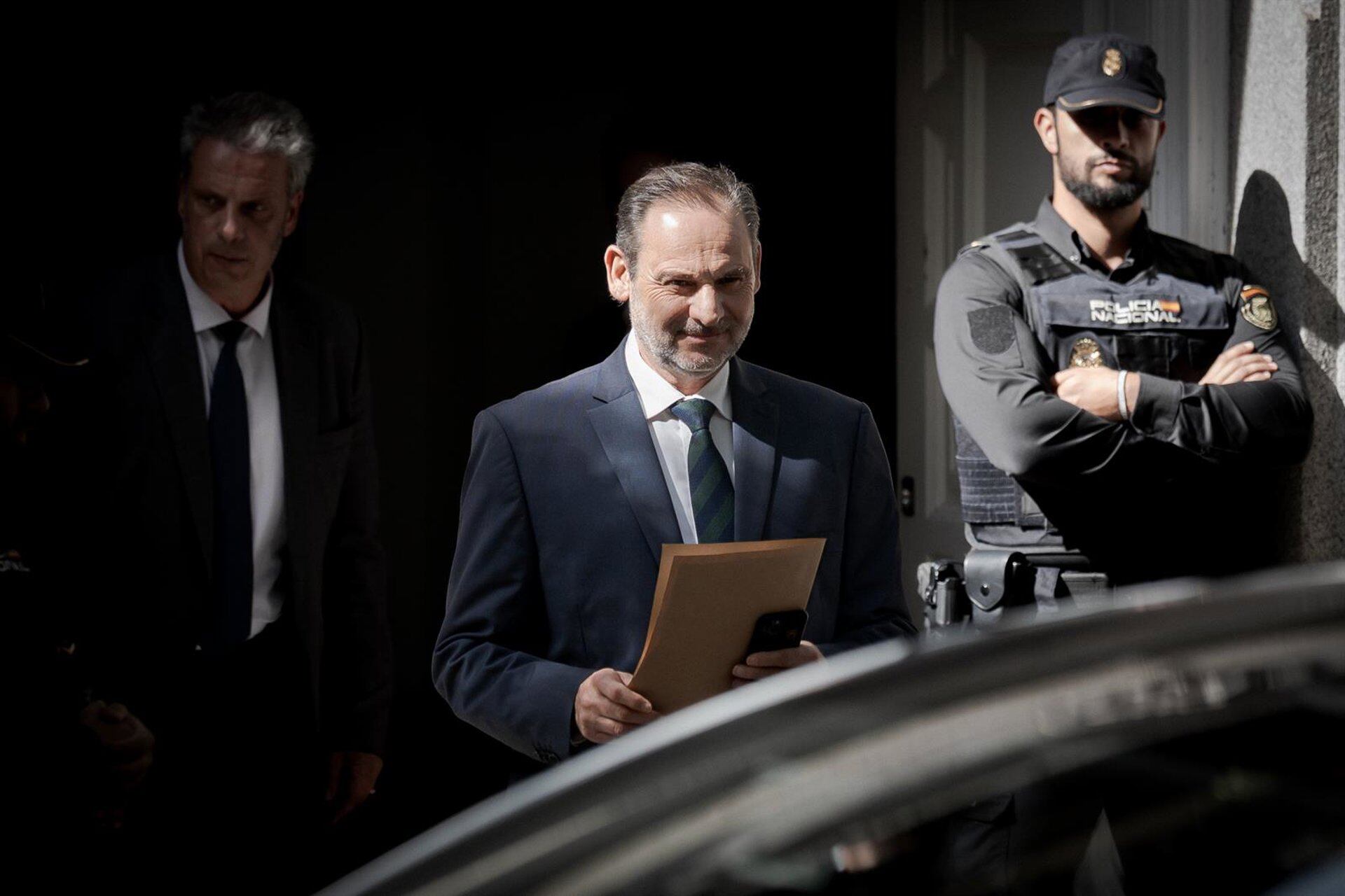 El exministro de Transportes José Luis Ábalos a su salida del Tribunal Supremo (Diego Radamés - Europa Press)