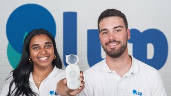 Una lupa inteligente para acercar la lectura a quienes no pueden ver: así es la ‘startup’ vasca nacida de un TFG