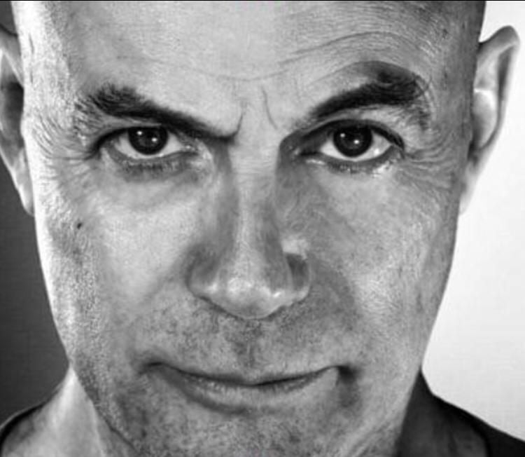 En vivo, el músico tocará temas de su último disco, Nocivo, anticipará lo que viene y, por supuesto, hará sonar sus hits