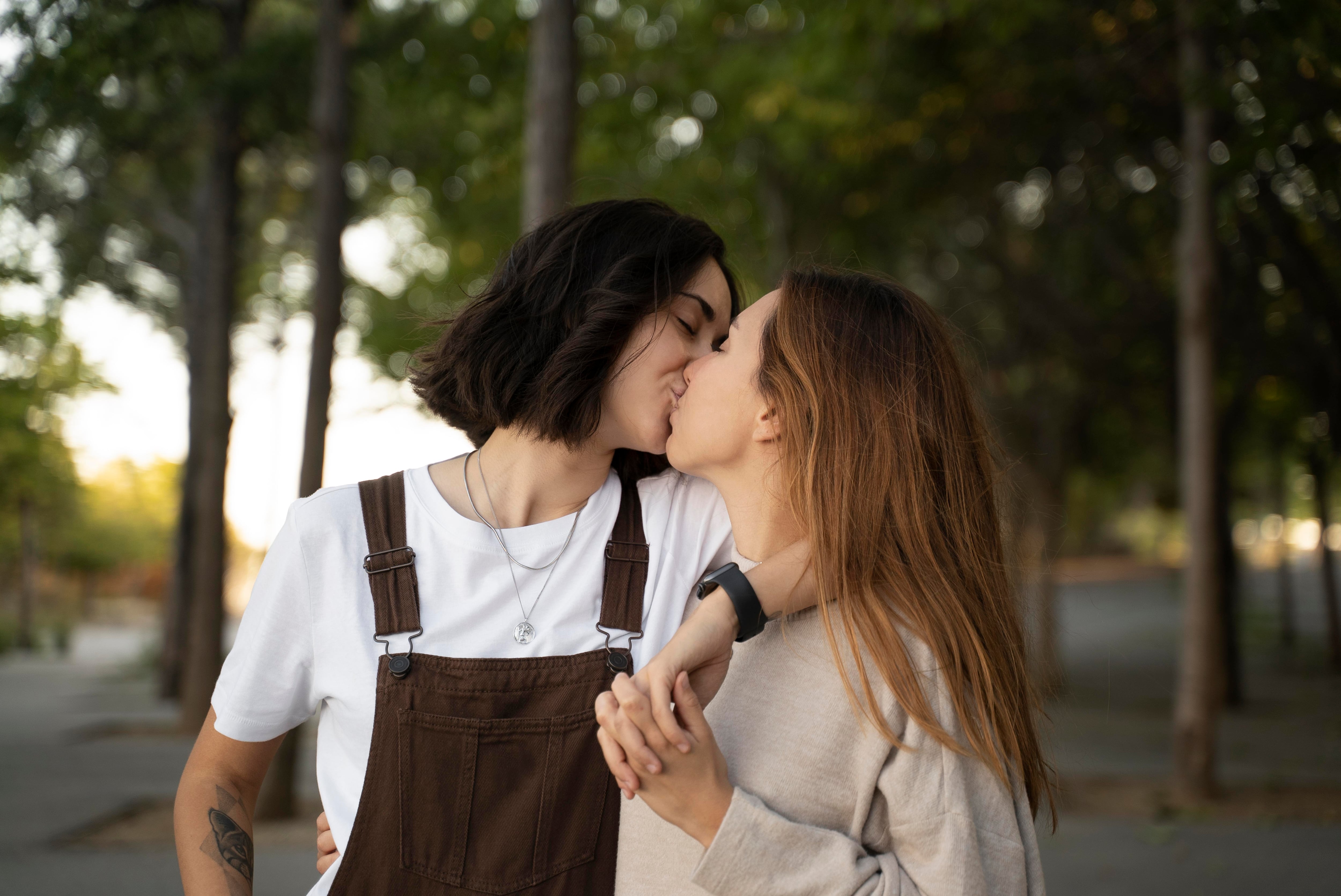 Una pareja de mujeres se besa en la calle por el Día de la Visibilidad Lésbica. (Freepik)