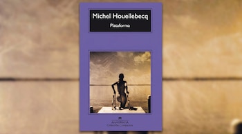 Portada del libro Plataforma de Michel Houellebecq sobre un fondo difuminado y tonalidades ocres. La tapa morada muestra una figura desnuda en un muelle.