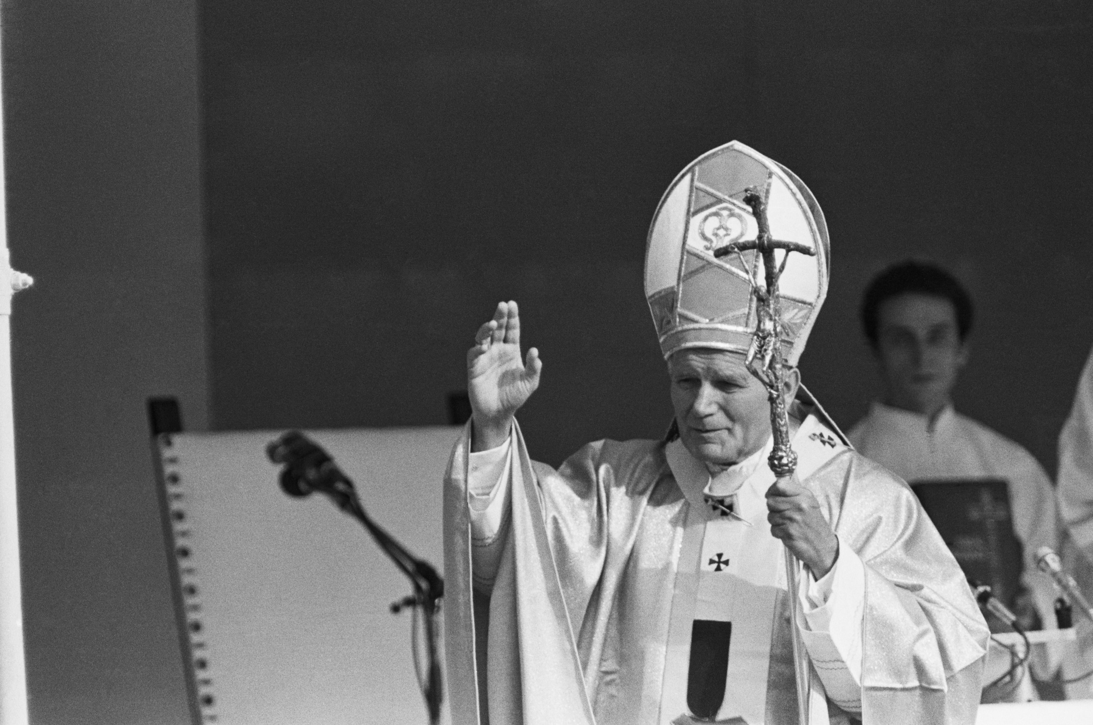 Juan Pablo II reunió a alrededor de un millón de personas en la misa que celebró en Palermo