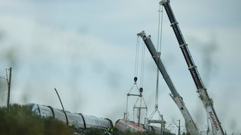 Última hora del accidente de trenes en Toledo, en directo | Aumenta la presión sobre Óscar Puente mientras continúa la búsqueda de restos biológicos en Urda