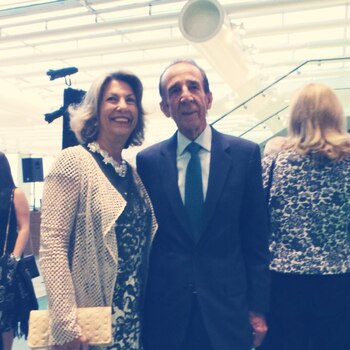 Marie Thérèse Hermand junto a