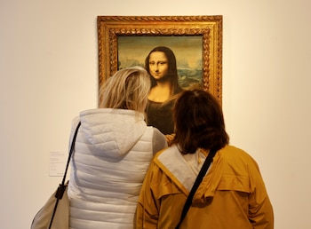 Personas observan la copia más