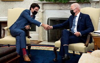 El presidente Joe Biden y el primer ministro de Canadá Justin Trudeau durante una reunión en la Oficina Oval de la Casa Blanca, este 18 de noviembre de 2021. EFE/Doug Mills/Pool