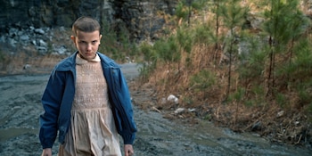 Millie Bobby Brown mantém forte parceria com a Netflix, atua em sucessos como Stranger Things e a saga Enola Holmes e desenvolve novos projetos.