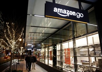 Personas caminan frente al supermercado de Amazon Go en Seattle, EEUU (REUTERS/Jason Redmond)