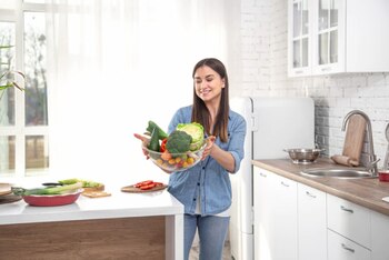 La idea de una alimentación sostenible es que dejes de consumir productos precocidos que no contribuirán en nada a tu salud. (Freepik)