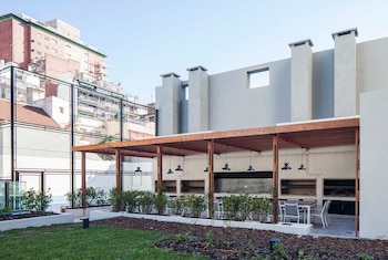 En los edificios entre los