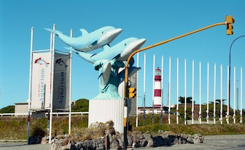 En Pinta BAphoto, Goldenstein presenta "2001MDQ2026", que pone en diálogo imágenes realizadas en los ‘90 y trabajos recientes sobre la vida cotidiana y el paisaje urbano de Mar del Plata