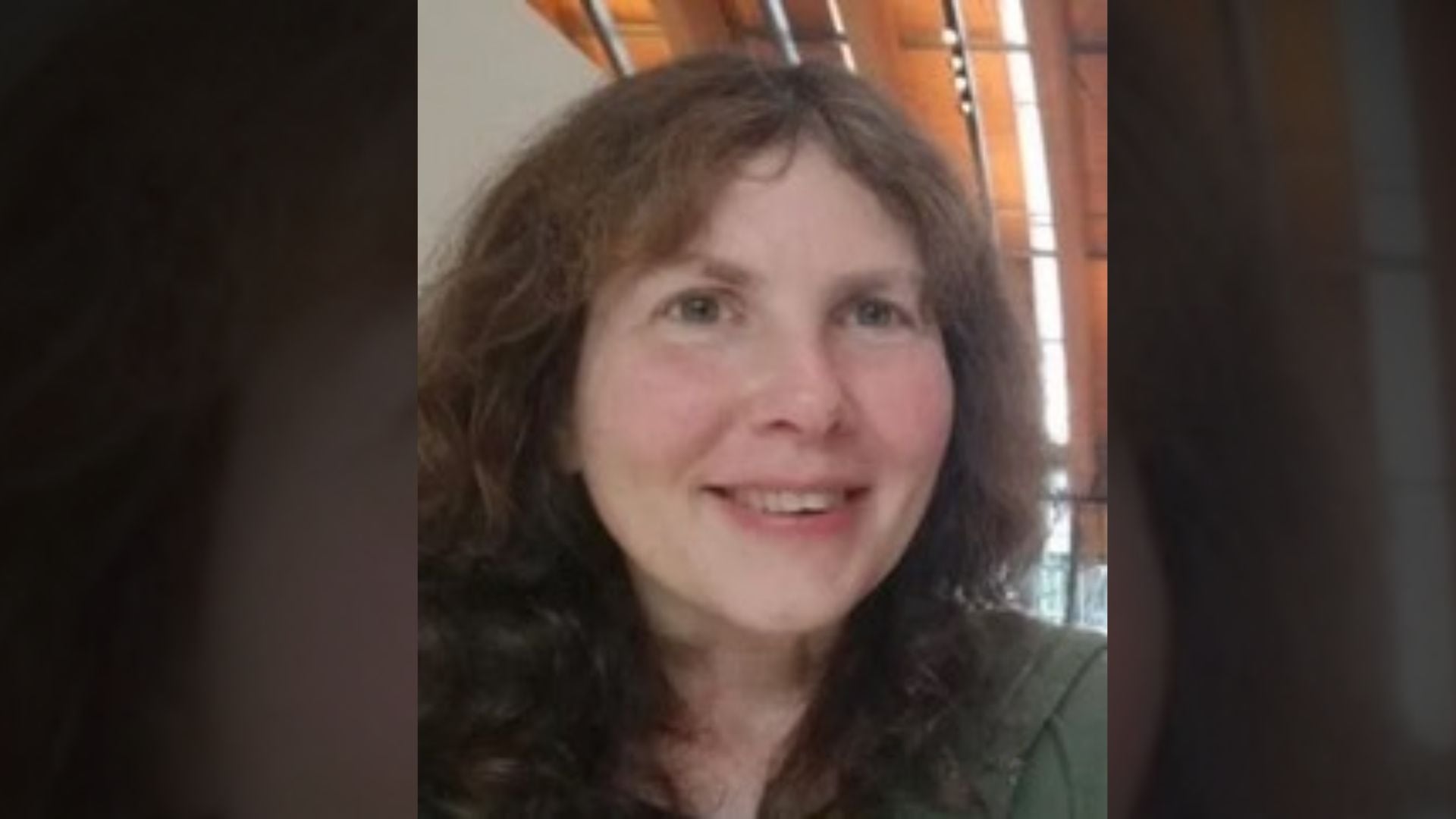 Las pertenencias esenciales de Sandra Hughes, incluidos documentos y equipo de campamento, permanecieron intactos en el lugar del hallazgo (Departamento de Justicia del Estado de California)