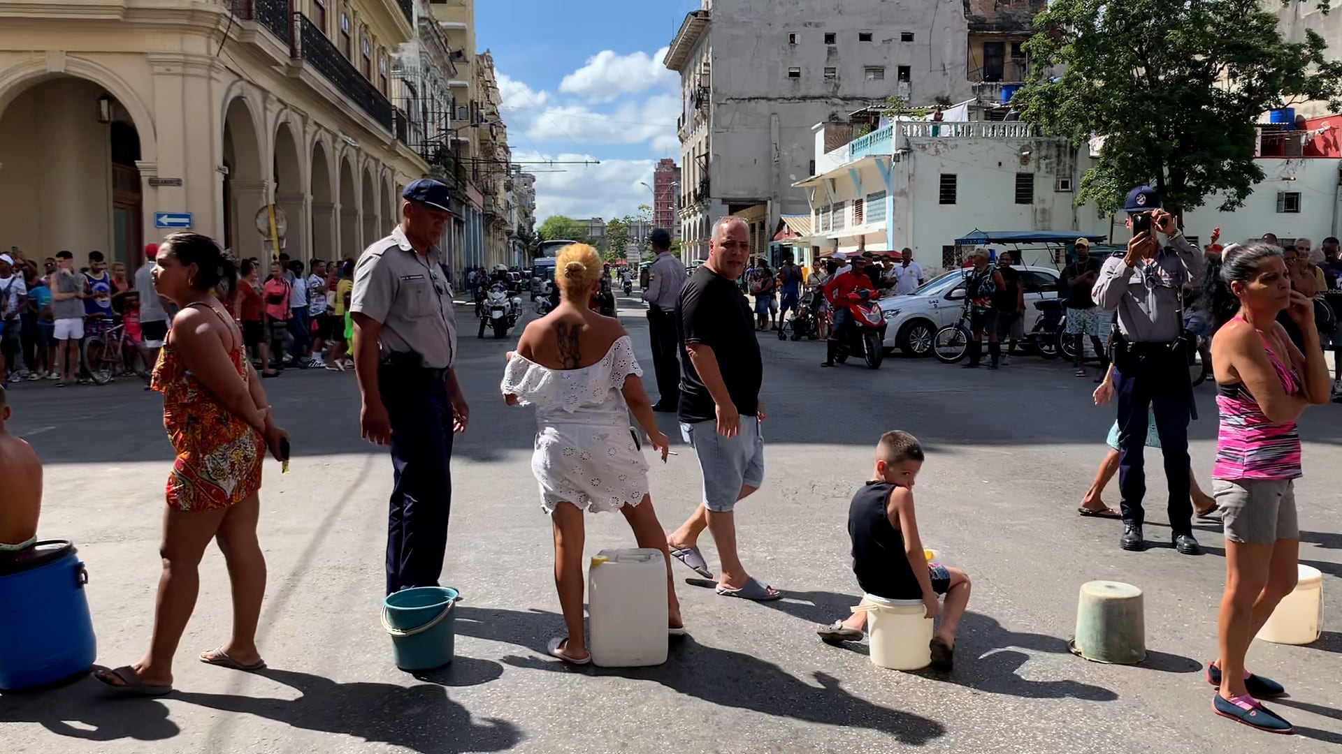 Varias personas cierran una calle de La Habana Vieja para protestar tras varios días sin agua potable en sus casas (EFE/Felipe Borrego/Archivo)