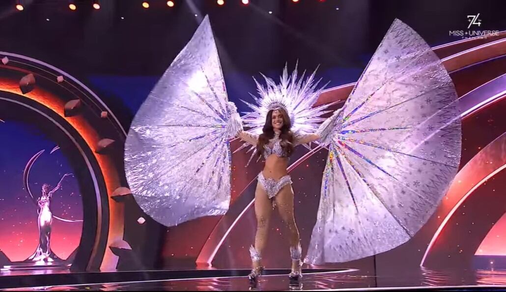 Miss Perú 2025 arrasa en la pasarela con un majestuoso traje típico inspirado en el Apu Huascarán. Infobae Perú / Captura TV - Miss Grand YouTube