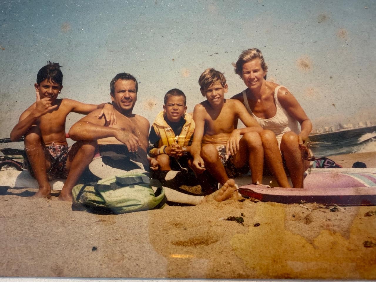 Monika Rohkohl conoció a Eliseo Di Paolo en Punta del Este en 1978, cuando llegó desde Alemania y hacía dedo por la península uruguaya. Tienen tres hijos