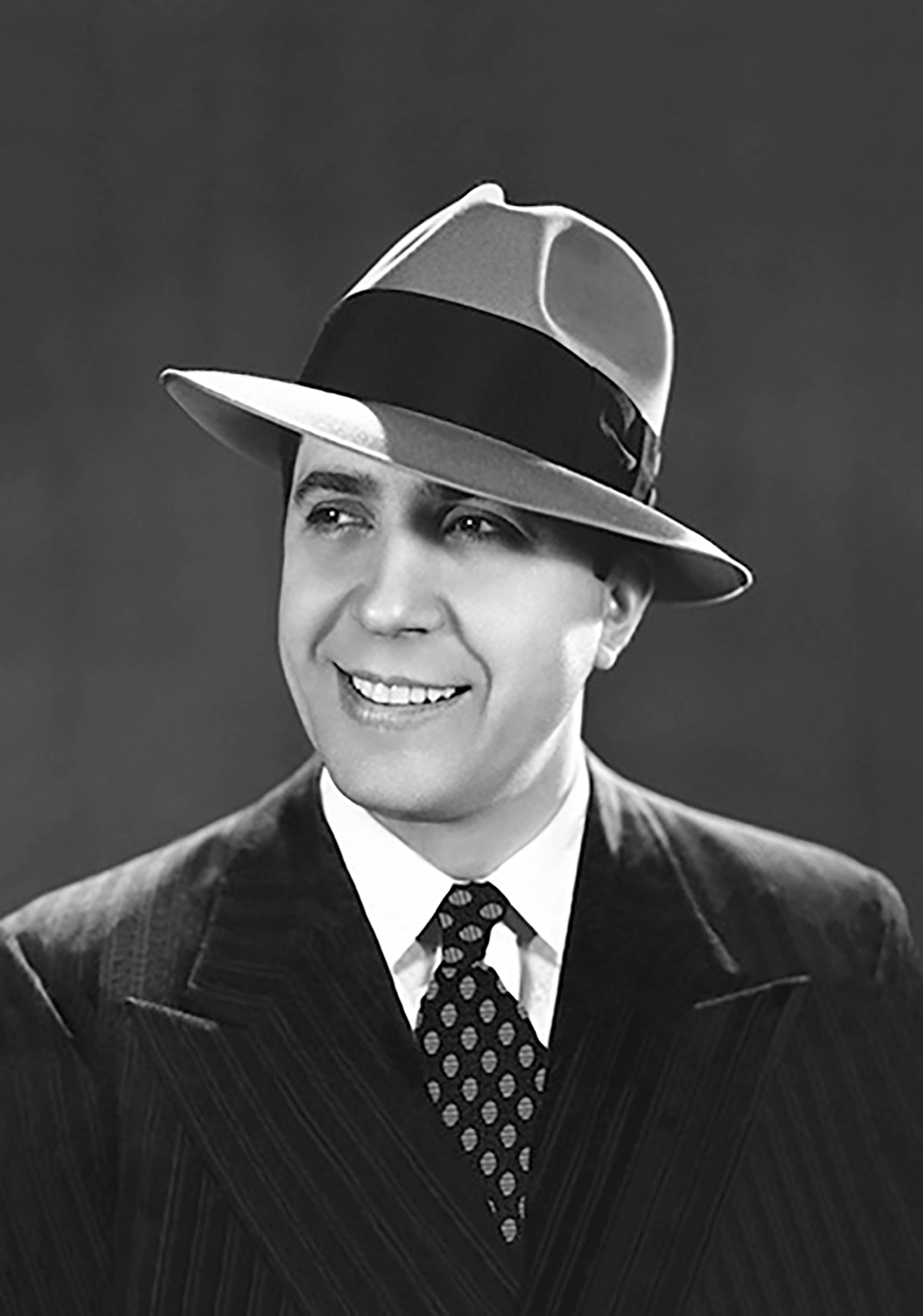 Según la investigación de Walter Santoro, director de la Fundación Internacional Sucesores de Carlos Gardel, estudió en la Elemental N.º 2 de Buenos Aires. Pero faltan más fotos que respalden su hipótesis, por eso el pedido a la comunidad