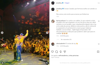 Dos personas abrazadas sobre un escenario iluminado saludan al público, junto a una publicación de Instagram con comentarios