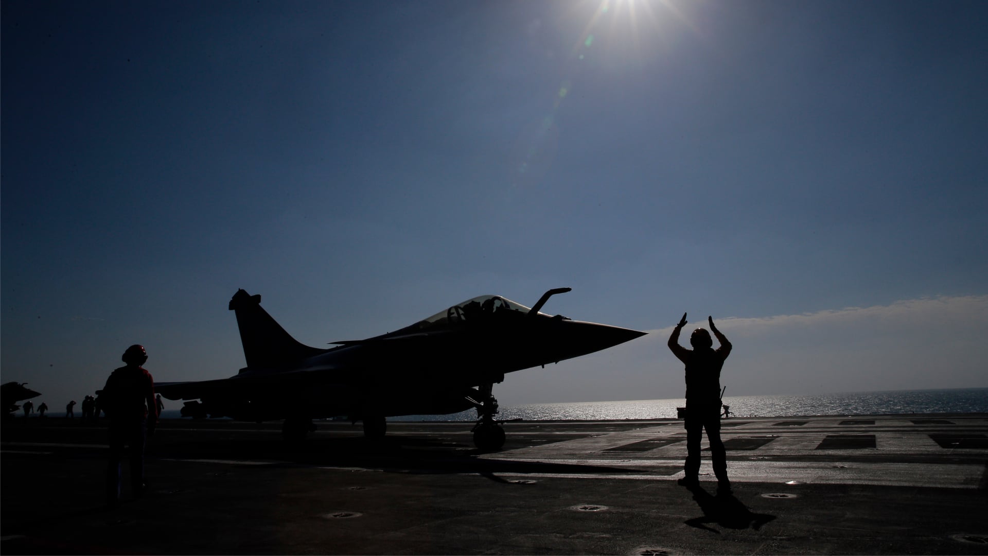 Un avión de combate monoplaza Rafale M es catapultado desde el portaaviones insignia de Francia, el Charles de Gaulle, en el Golfo Pérsico, el 12 de enero de 2016 (AP/Christophe Ena, Archivo)