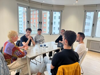 Militantes de izquierdas se sientan