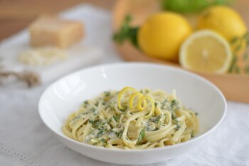 La pasta linguine, originaria de Génova, destaca en platos de mariscos, su forma ayuda a captar salsas a la perfección (Julia Uehren/loeffelgenuss.de/dpa)