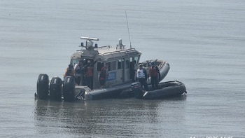 Armada de Colombia rescató a 10 náufragos, entre ellos un menor, tras el hundimiento de una embarcación en el Golfo de Urabá