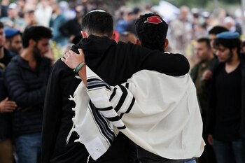 Amigos y familiares lloran al