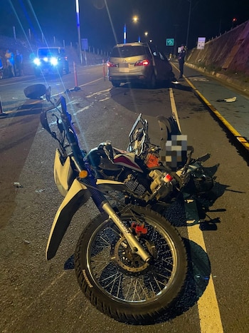 El informe preliminar indicó que una maniobra de rebase de un vehículo particular causó una colisión múltiple que alcanzó a varios automóviles y al motociclista. (Foto cortesía Cruz Verde Salvadoreña)