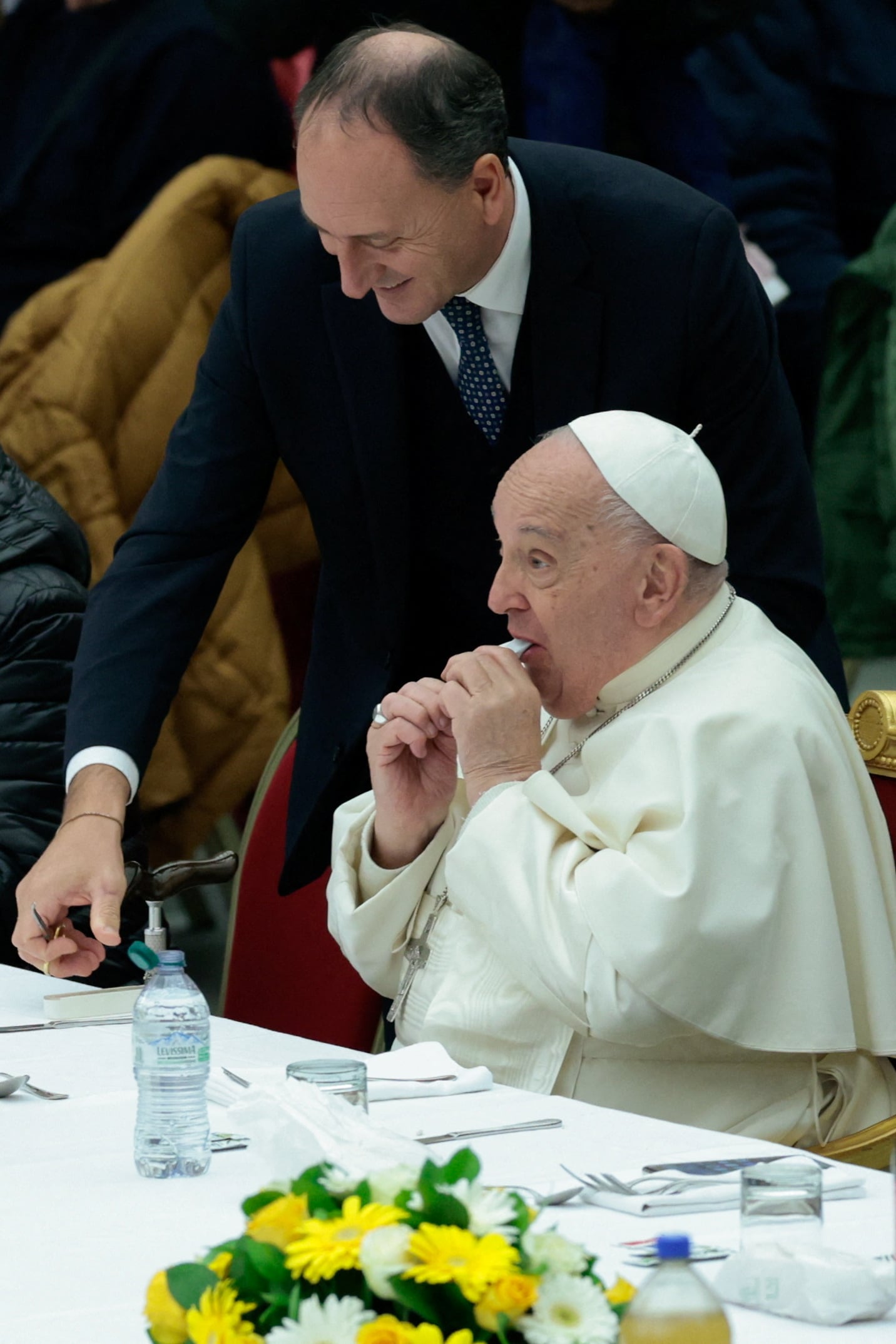 Imagen de 2024 del papa Francisco junto al enfermero Massimiliano Strappetti mientras participaba de un almuerzo ofrecido por el Vaticano a personas pobres ( REUTERS/Remo Casilli)
