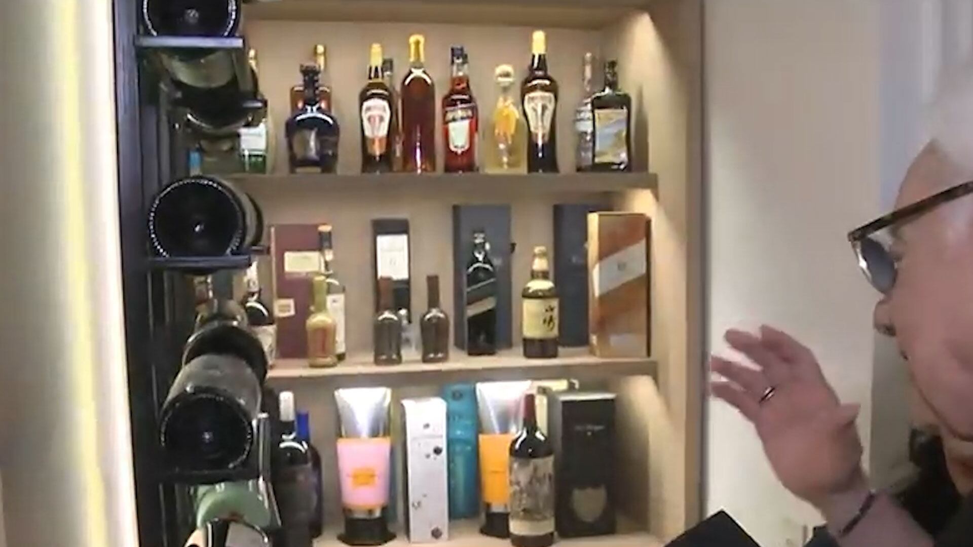 La cava de bebidas incluye botellas exclusivas, aunque Coppola aclaró que no suele consumir alcohol