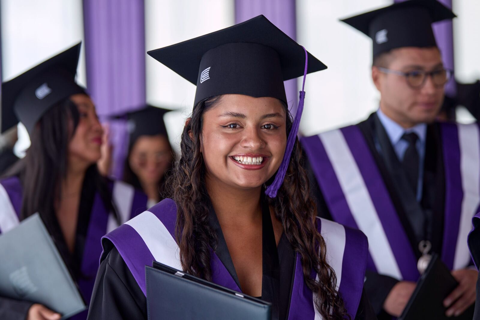Jóvenes profesionales que demuestran competencias y habilidades reflejadas en sus credenciales digitales, facilitan su inserción en entornos laborales actuales. - Crédito: Difusión