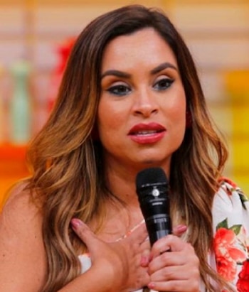 María Pía Copello anuncia quem, segundo ela, virá ao ATV e Magaly responde imediatamente. Captação: Magaly TV La Firme.