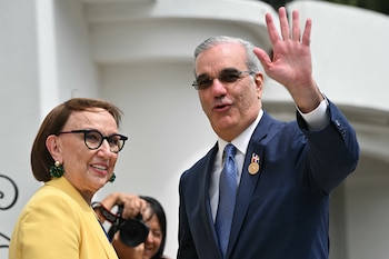 El presidente de la República Dominicana, Luis Abinader (derecha), saluda al ser recibido por la secretaria general de la Organización de las Naciones Unidas para el Comercio y el Desarrollo (UNCTAD), la economista costarricense Rebeca Grynspan, en el Museo de Arte de Costa Rica, en San José, el 7 de mayo de 2026, antes de una reunión con la presidenta electa de Costa Rica, Laura Fernández. Laura Fernández tomará posesión como nueva presidenta de Costa Rica el 8 de mayo de 2026. (Photo by MARTIN BERNETTI / AFP)