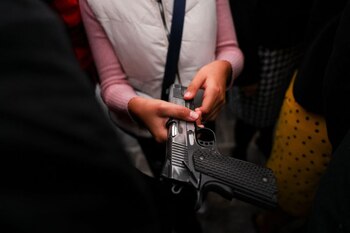 Un niño sostiene un arma